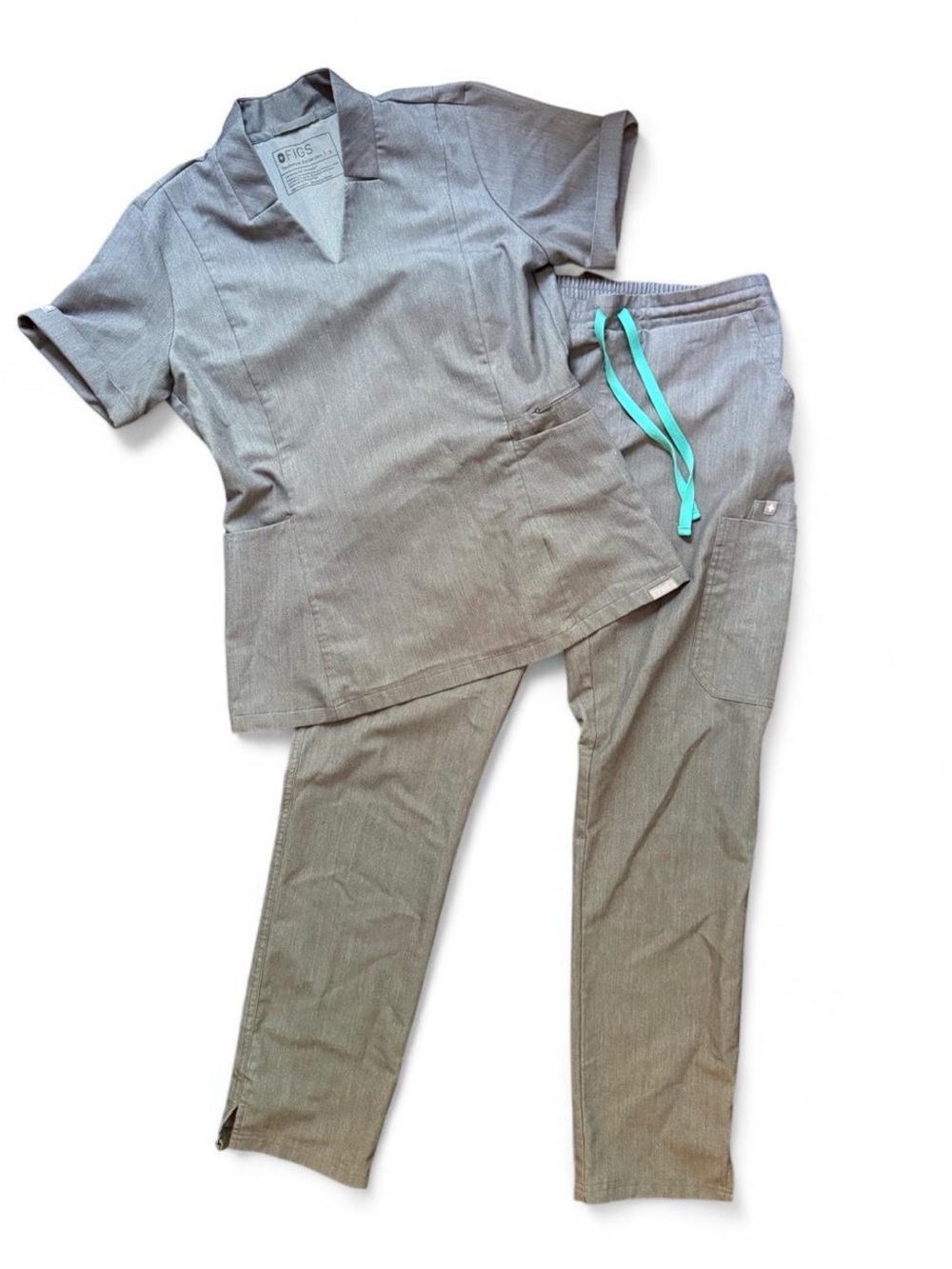 FIGS SET in size S. EUC. Flores style
top and Yola style pants. Graphite gray